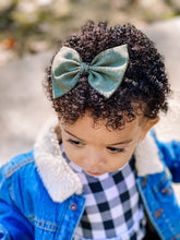 Hunter Green Linen : Classic Bow