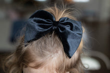 Black Velvet : Scarf Bow (on clip)