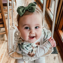 Green Linen : Classic Bow