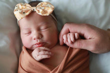 Peach Petals : Classic Bow