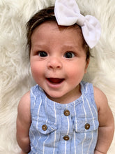 White Linen : Classic Bow