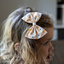 Peach Petals : Classic Bow