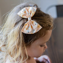 Peach Petals : Classic Bow