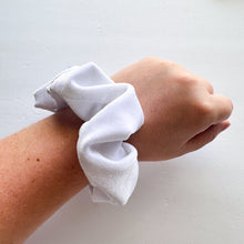 White Velvet : Scrunchie