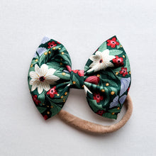 Pretty Poinsettias : Classic Bow