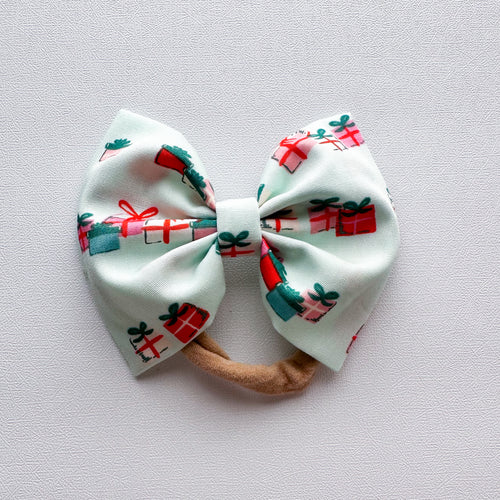 Present Pile : Classic Bow