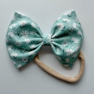 Darling Daisies : Classic Bow